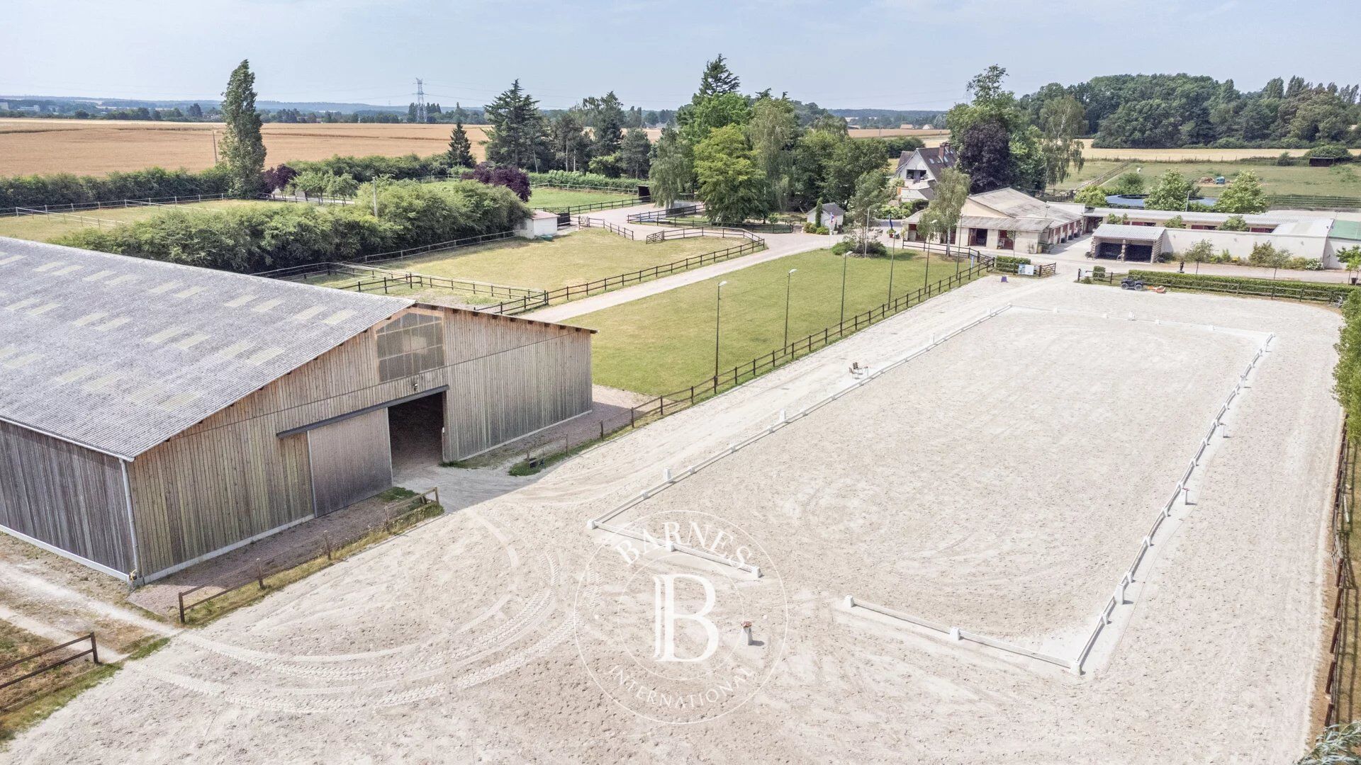 Just outside Paris - Equestrian estate spanning more than 8 hectares - picture 1
