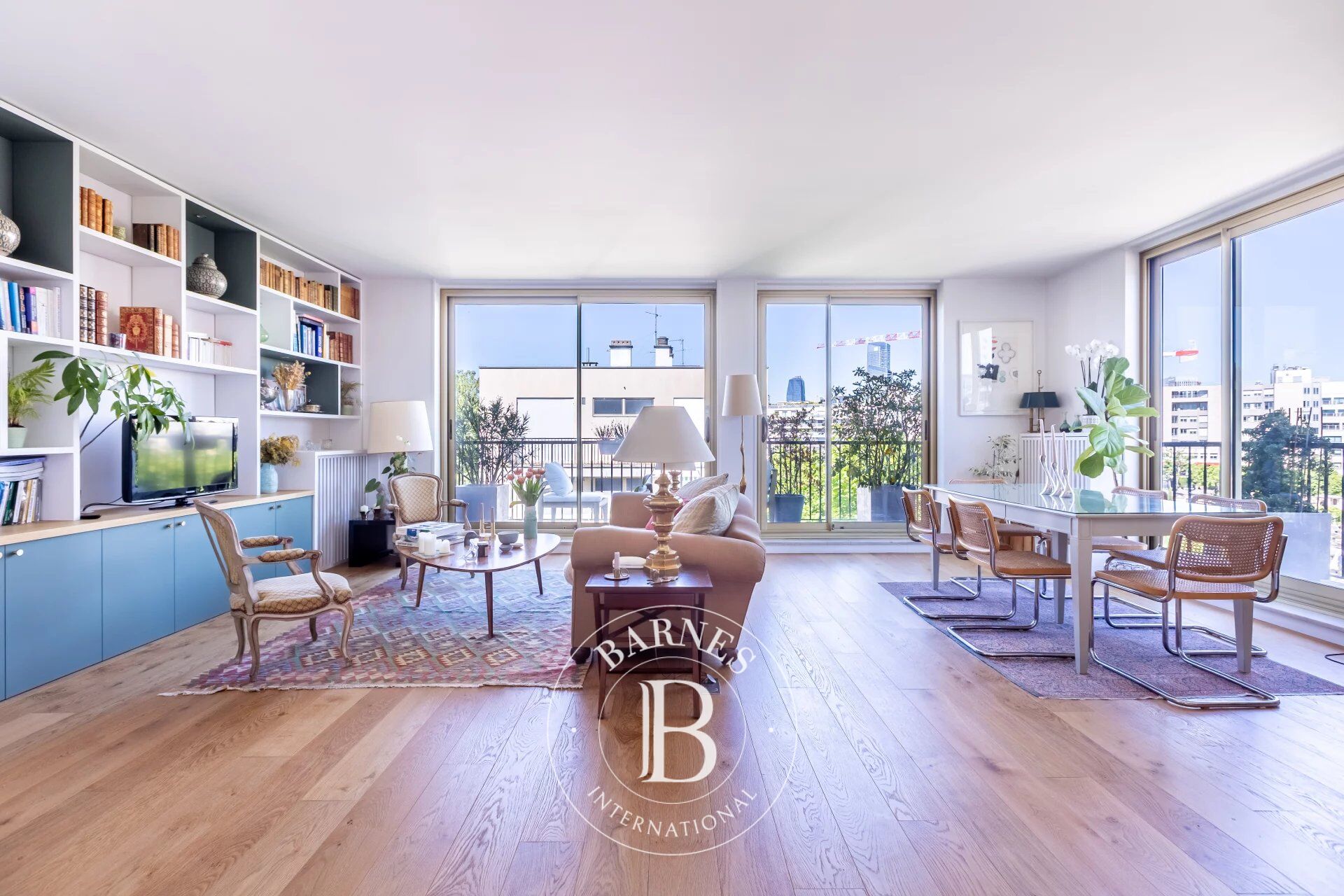 Exclusive listing - Neuilly-Dulud-Laffitte - Top floor – Renovated 2-bed apartment – Wide balconies – Sky view – Peaceful and leafy surroundings - picture 1