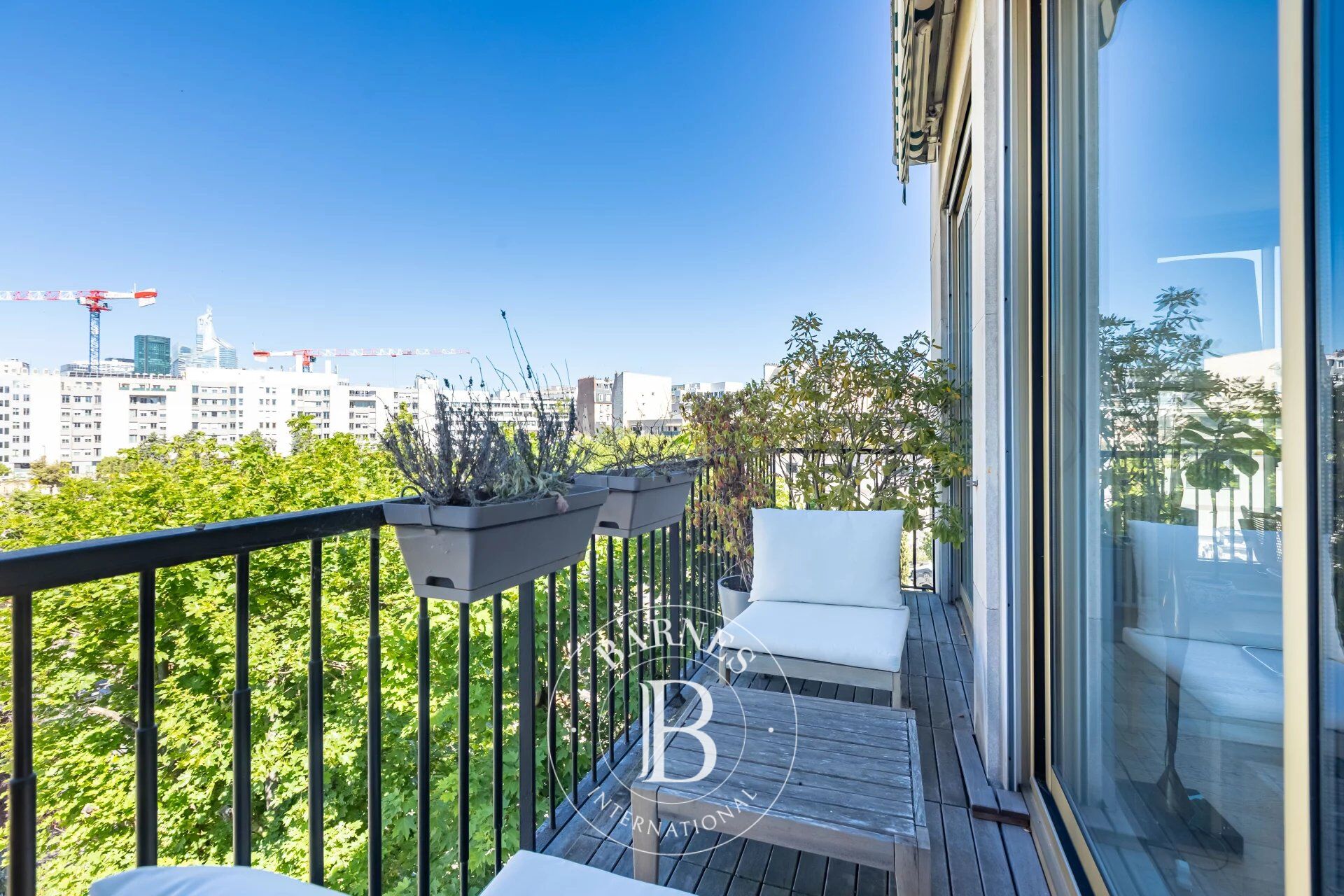 Exclusive listing - Neuilly-Dulud-Laffitte - Top floor – Renovated 2-bed apartment – Wide balconies – Sky view – Peaceful and leafy surroundings - picture 2