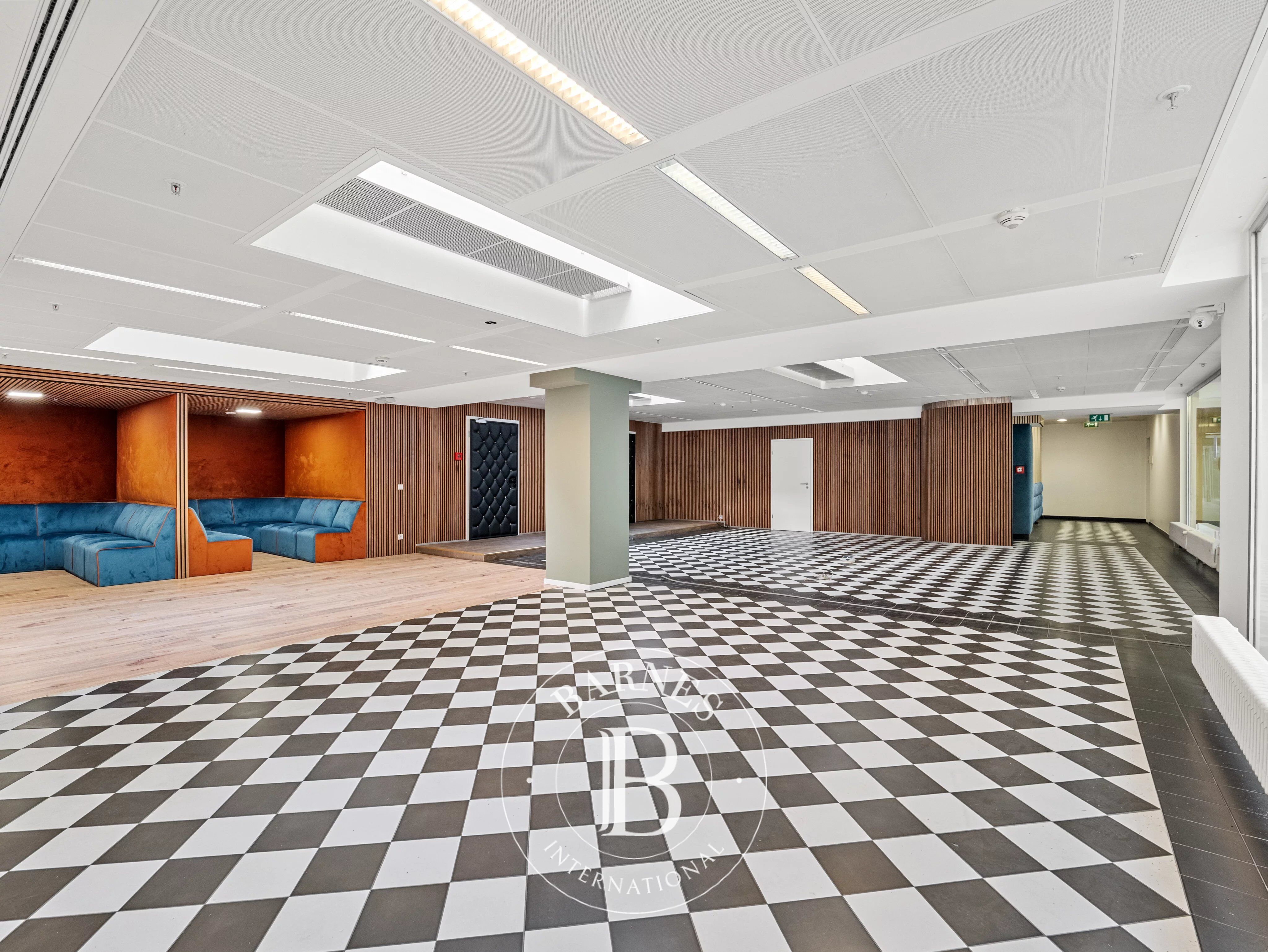 Office Sale - Luxembourg City-High District - Office plateau of 485 m² - Street-facing showcase - 9 parking spaces included - picture 2