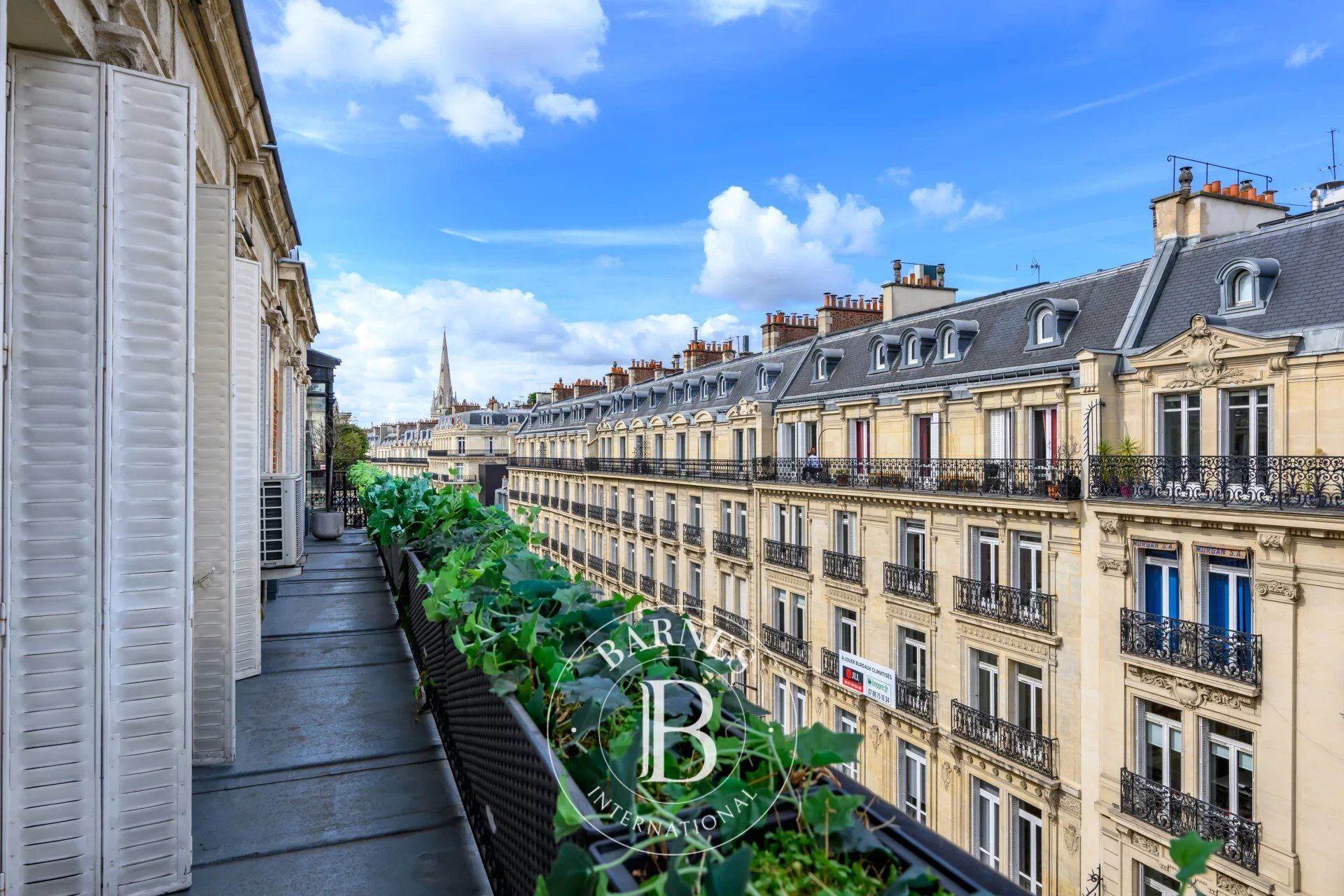 Paris 8 - Triangle d´Or / Marbeuf - Appartement d´angle - 3 chambres - Balcon filant - Etage élevé - picture 1