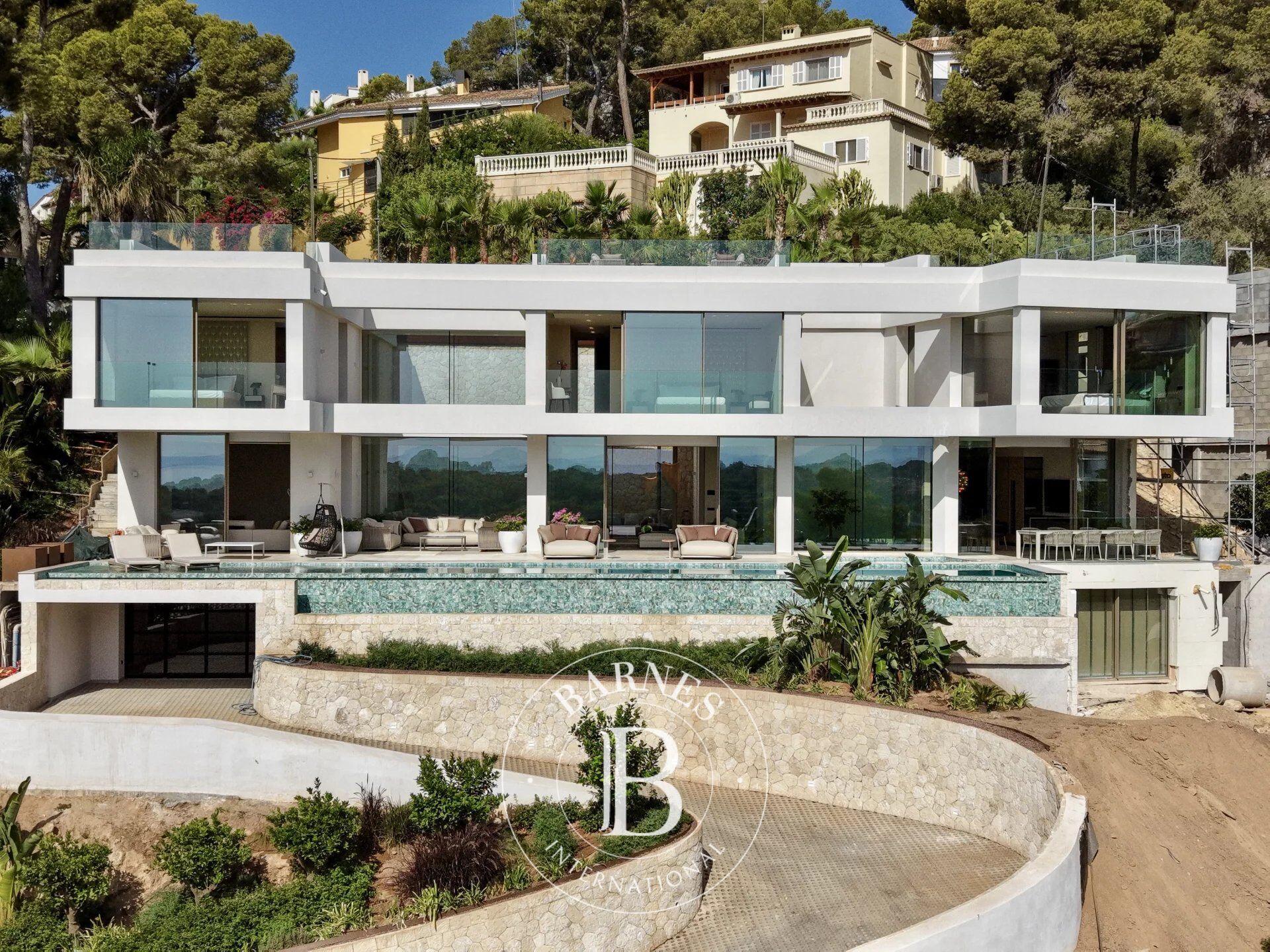 ELEGANT NEW-BUILD VILLA OVERLOOKING THE MEDITERRANEAN - picture 1