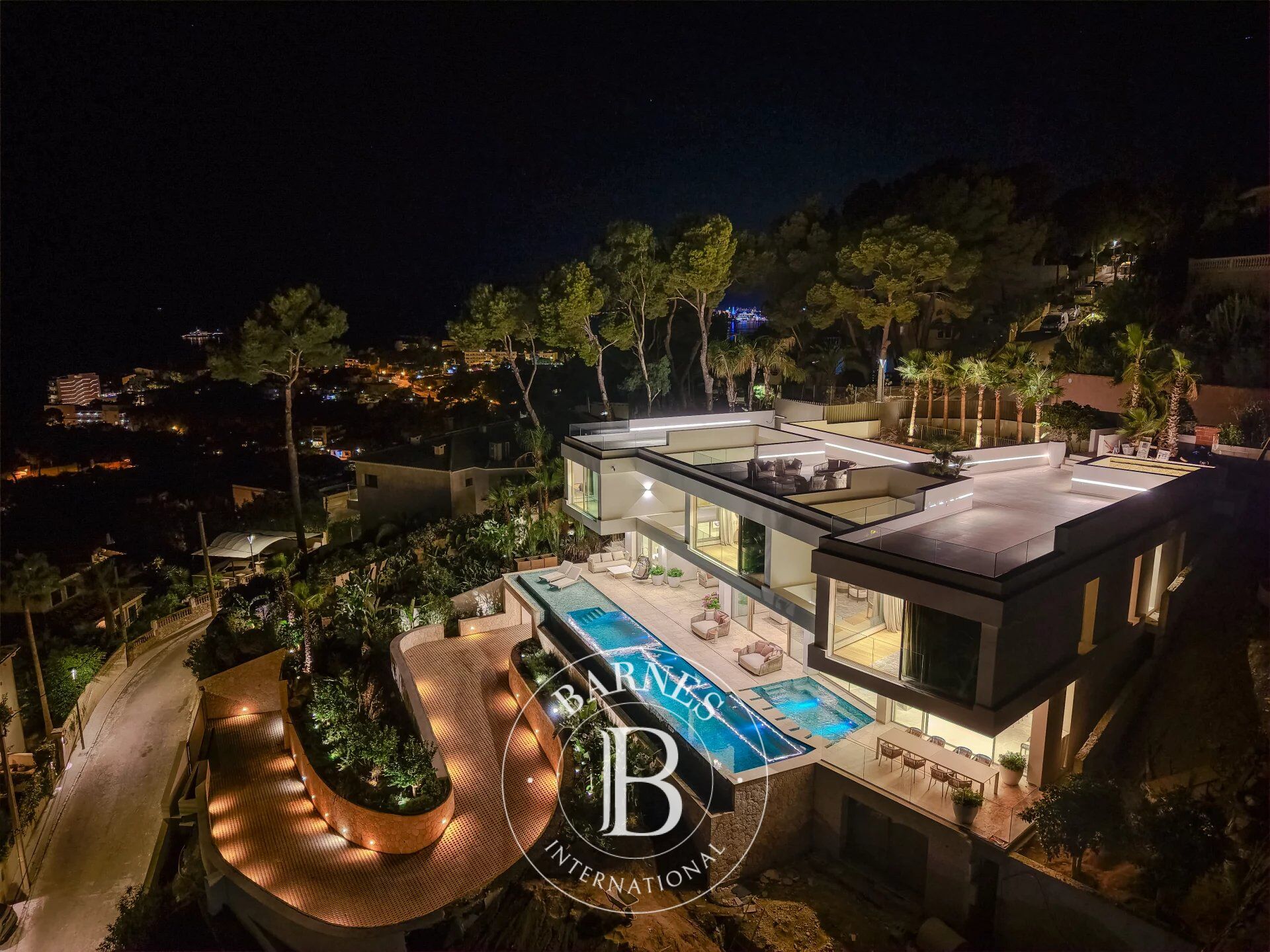 ELEGANT NEW-BUILD VILLA OVERLOOKING THE MEDITERRANEAN - picture 2