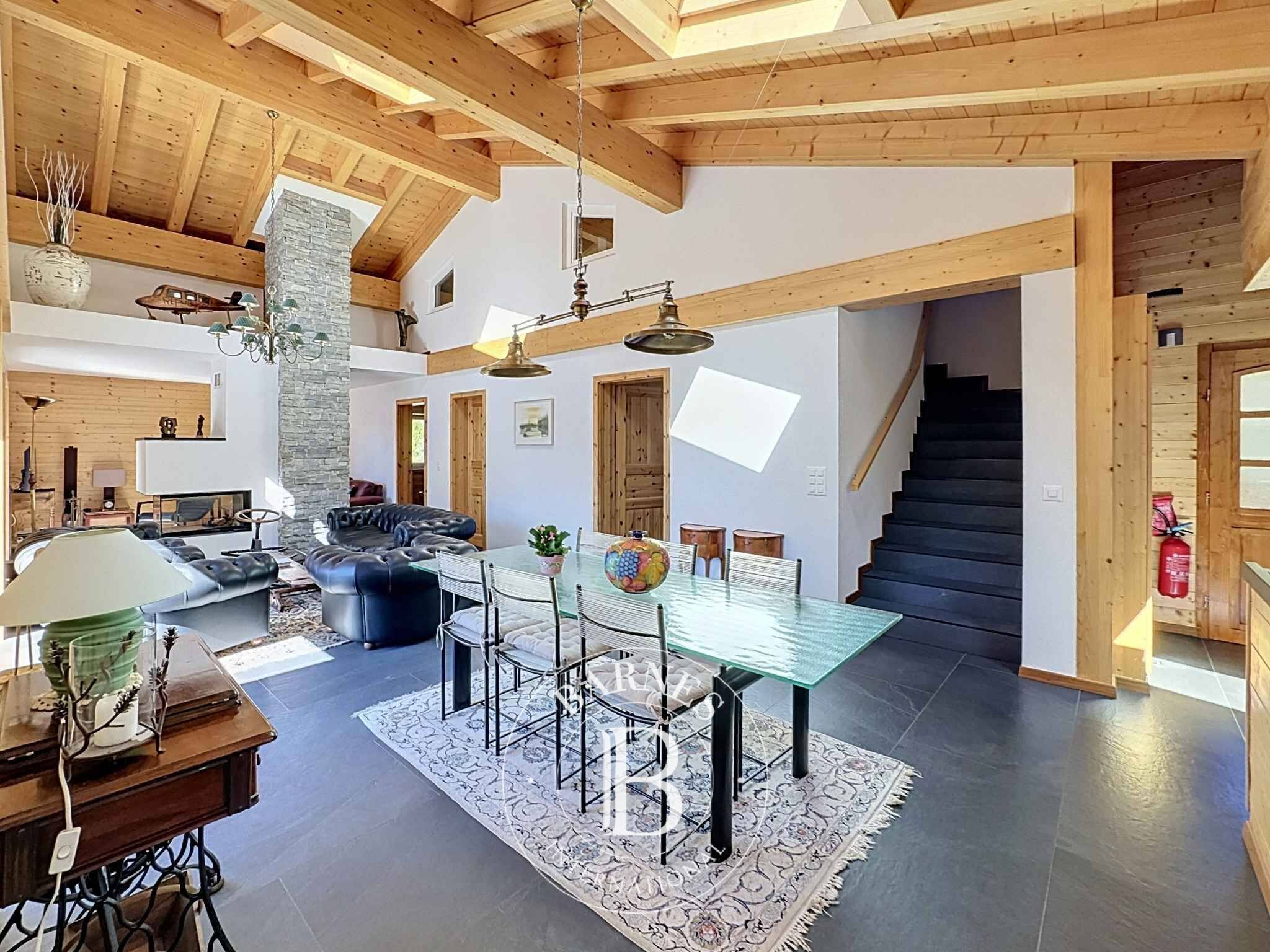 15.5-ROOM CHALET COMPRISING THREE INDEPENDENT APARTMENTS - picture 3