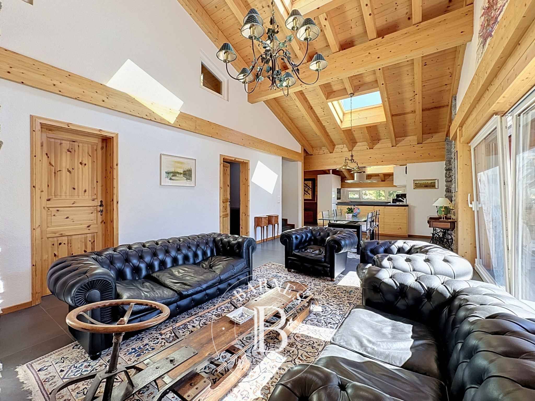 15.5-ROOM CHALET COMPRISING THREE INDEPENDENT APARTMENTS - picture 2