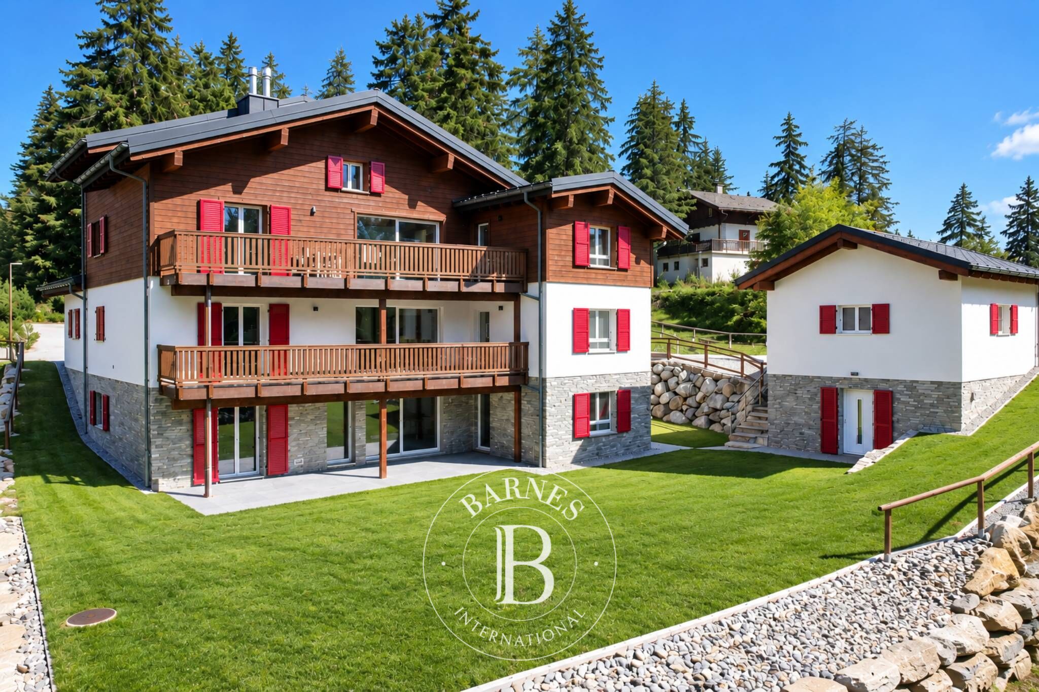 15.5-ROOM CHALET COMPRISING THREE INDEPENDENT APARTMENTS - picture 1
