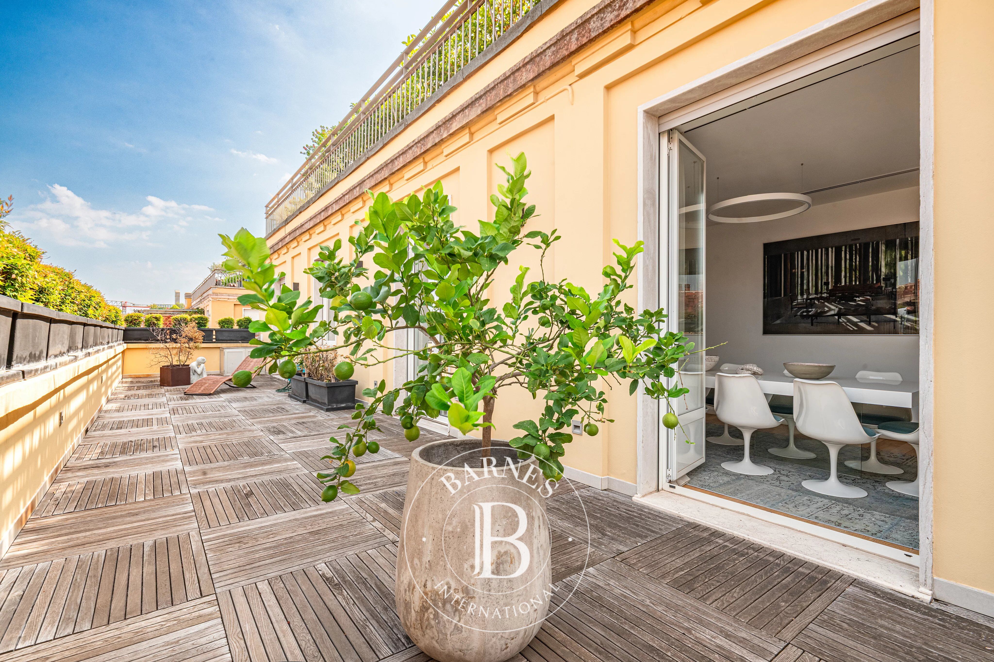 Penthouse Duplex with Extensive Panoramic Terraces and Sweeping Views over Milan - picture 3