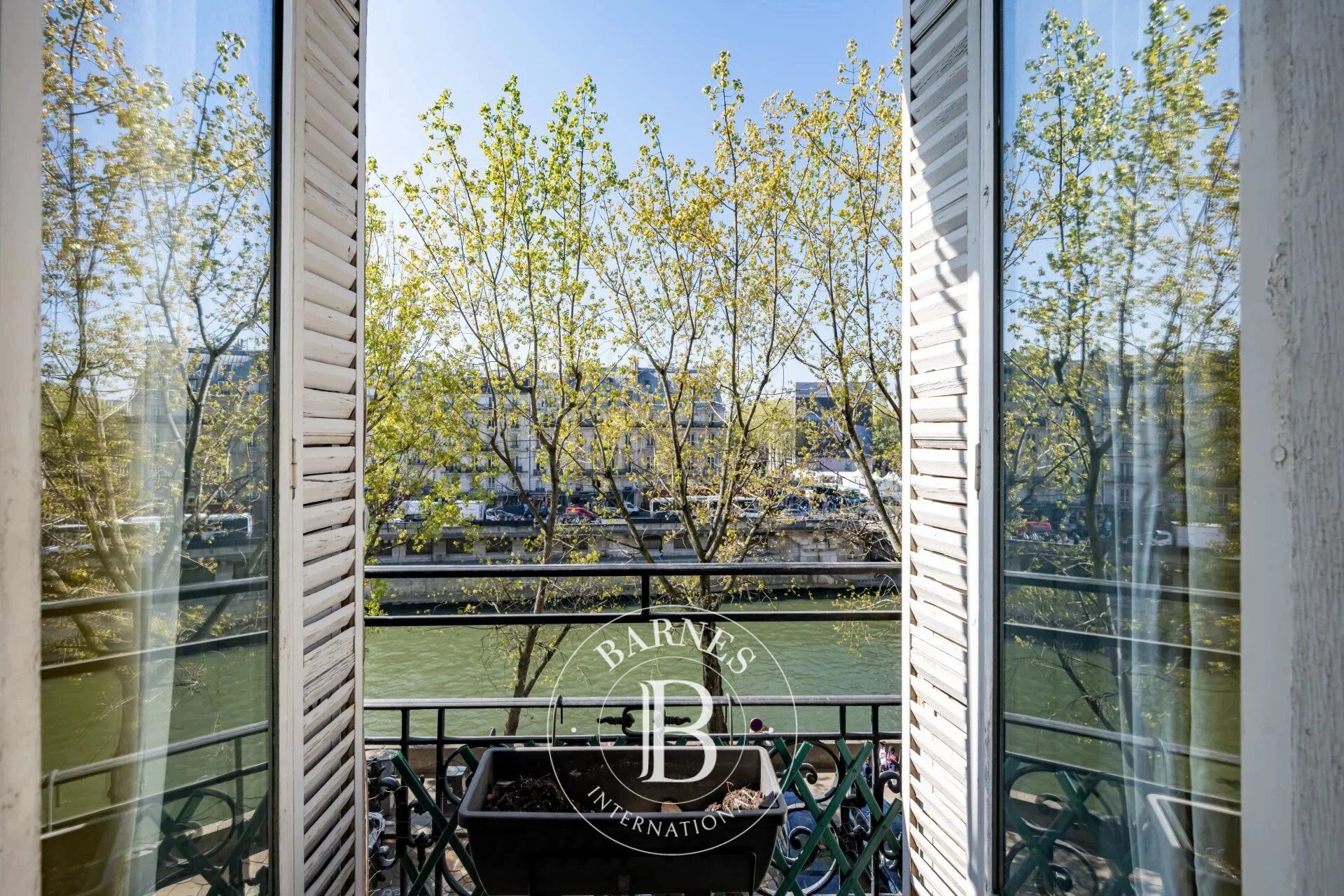 Vente appartement - Paris 4 - Ile de la Cité - Vue Seine - Appartement de réception - Étage élevé avec ascenseur - Plan modulable - picture 2